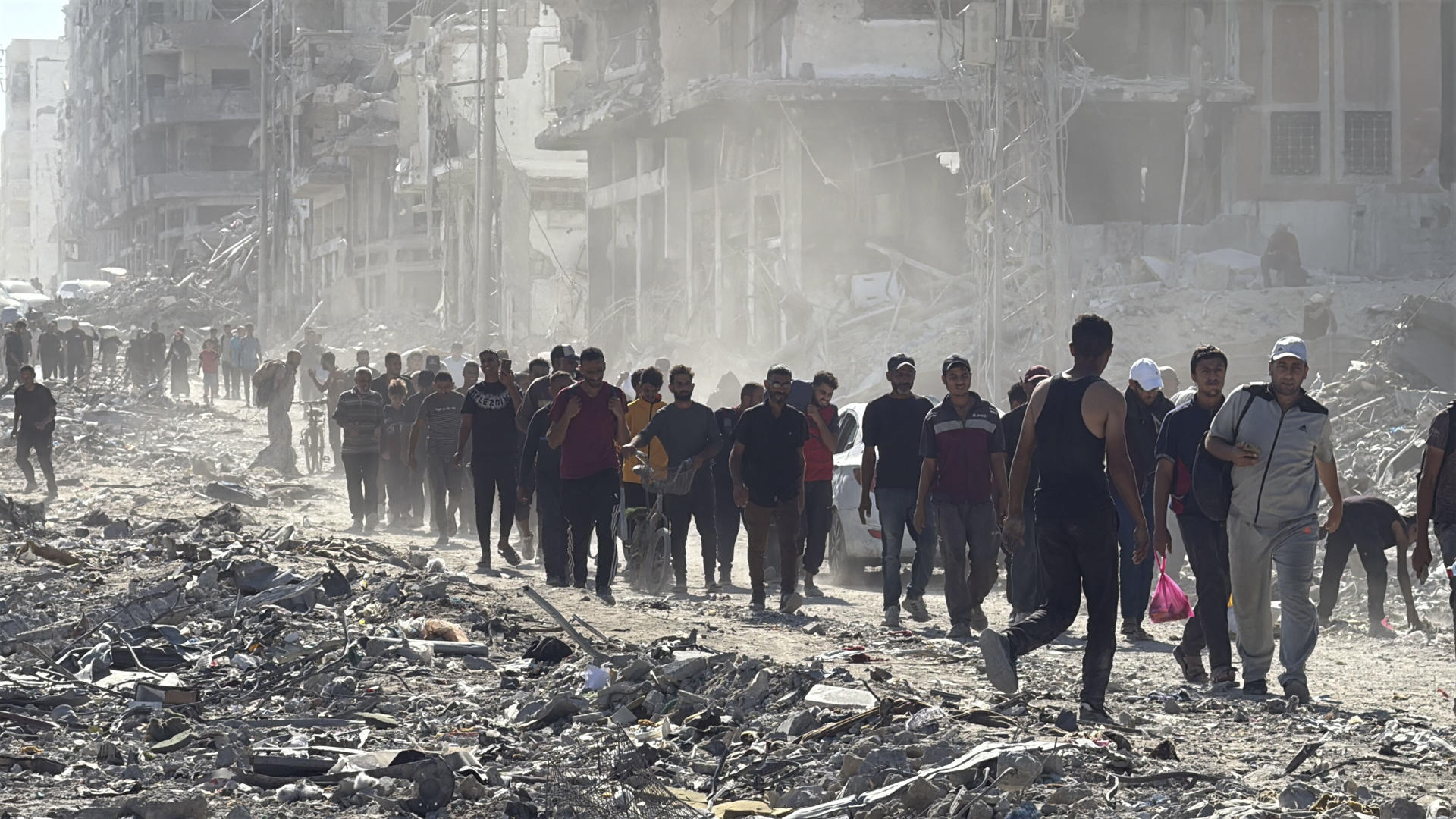 CIUDAD DE GAZA, 10/10/2025.- Miles de palestinos desplazados al sur de la Franja regresan este viernes a la asediada Ciudad de Gaza con la esperanza de encontrar en pie sus casas con motivo de la entrada en vigor del alto el fuego y la primera retirada de las tropas. EFE/Ahmad Awad
