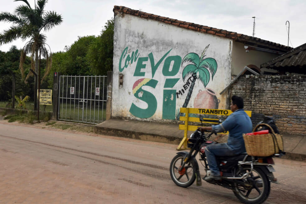 Armar a las mujeres, psiquiátricos para homosexuales y otras polémicas promesas electorales en Bolivia