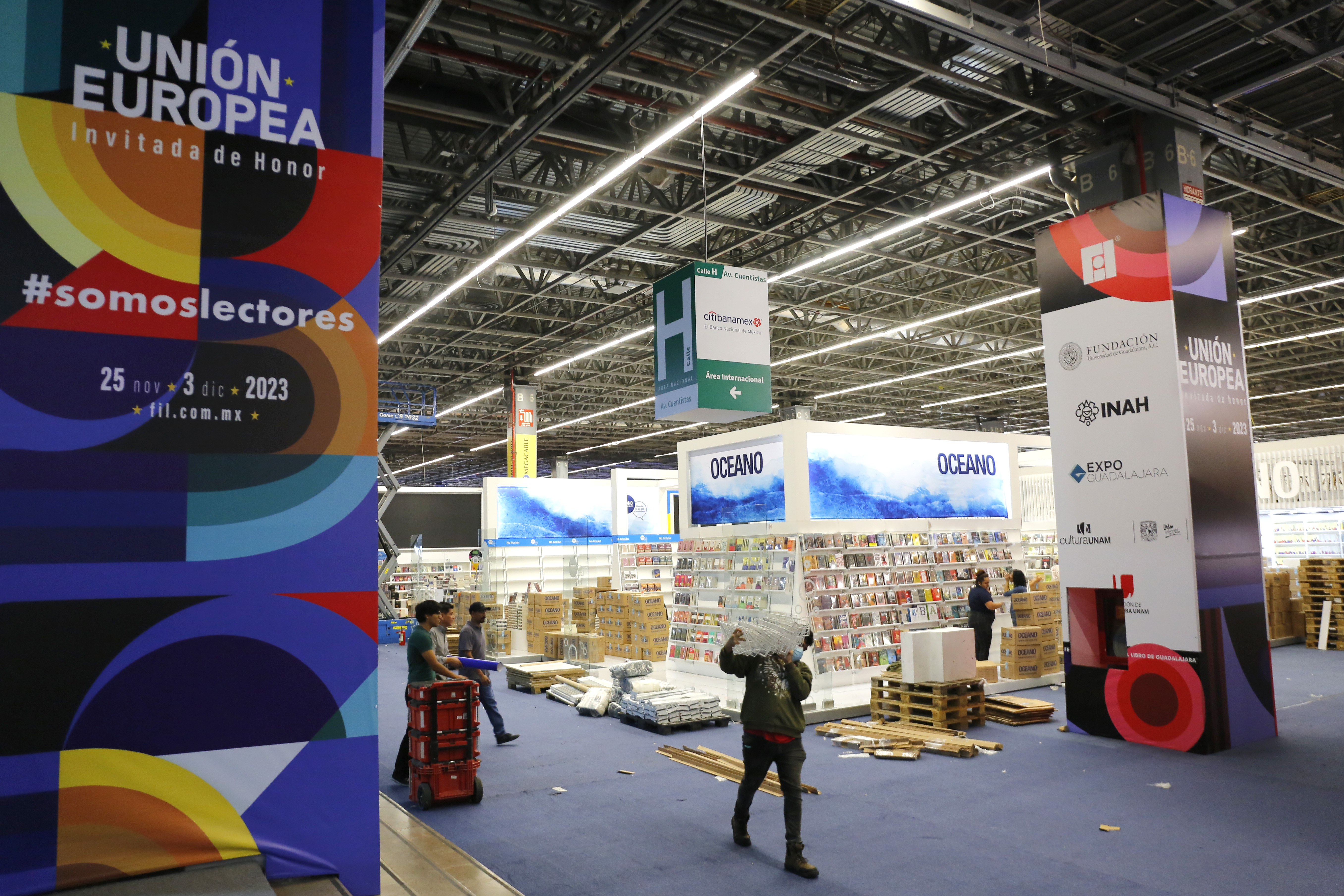 MEX2626. GUADALAJARA (MÉXICO), 24/11/2023.- Trabajadores y expositores instalan los puestos de la 37 edición de la Feria Internacional del Libro de Guadalajara (FIL) hoy, en Guadalajara, Jalisco (México). La FIL, la más grande del idioma español, comienza este sábado con la asistencia de 650 escritores de 45 países, y con la Unión Europea (UE) como invitada de honor, que ya ha comenzado a dejar sus huellas en la urbe. EFE/ Francisco Guasco