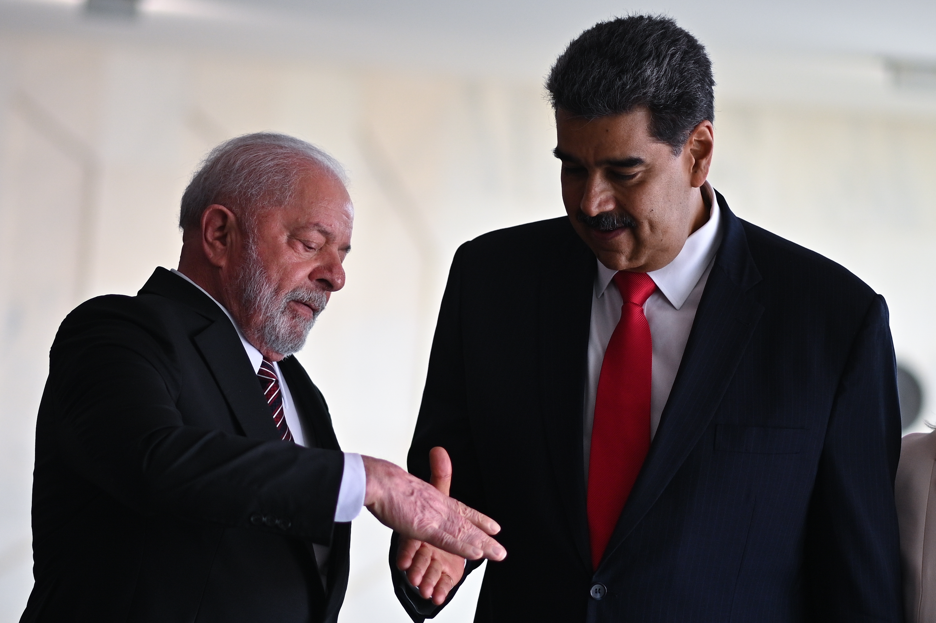 BRA50. BRASÍLIA (BRASIL), 29/05/2023. - El presidente de Brasil, Luiz Inácio Lula da Silva, recibe al presidente de Venezuela, Nicolás Maduro, previo a un almuerzo en el Palacio de Itamaraty, hoy, en Brasilia (Brasil). El presidente brasileño, Luiz Inácio Lula da Silva, recibió este lunes con honores de Estado a su homólogo venezolano, Nicolás Maduro, quien visita Brasilia por primera vez desde 2015, con motivo de la cumbre suramericana. Tras una reunión entre ambos mandatarios, está previsto un almuerzo que el presidente brasileño ofrecerá a la delegación venezolana en la sede de la Cancillería. EFE/ Andre Borges