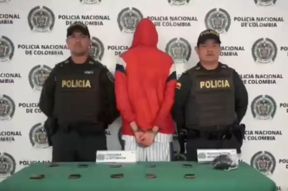 Capturan a hombre que regalaba brownies de marihuana afuera de un colegio