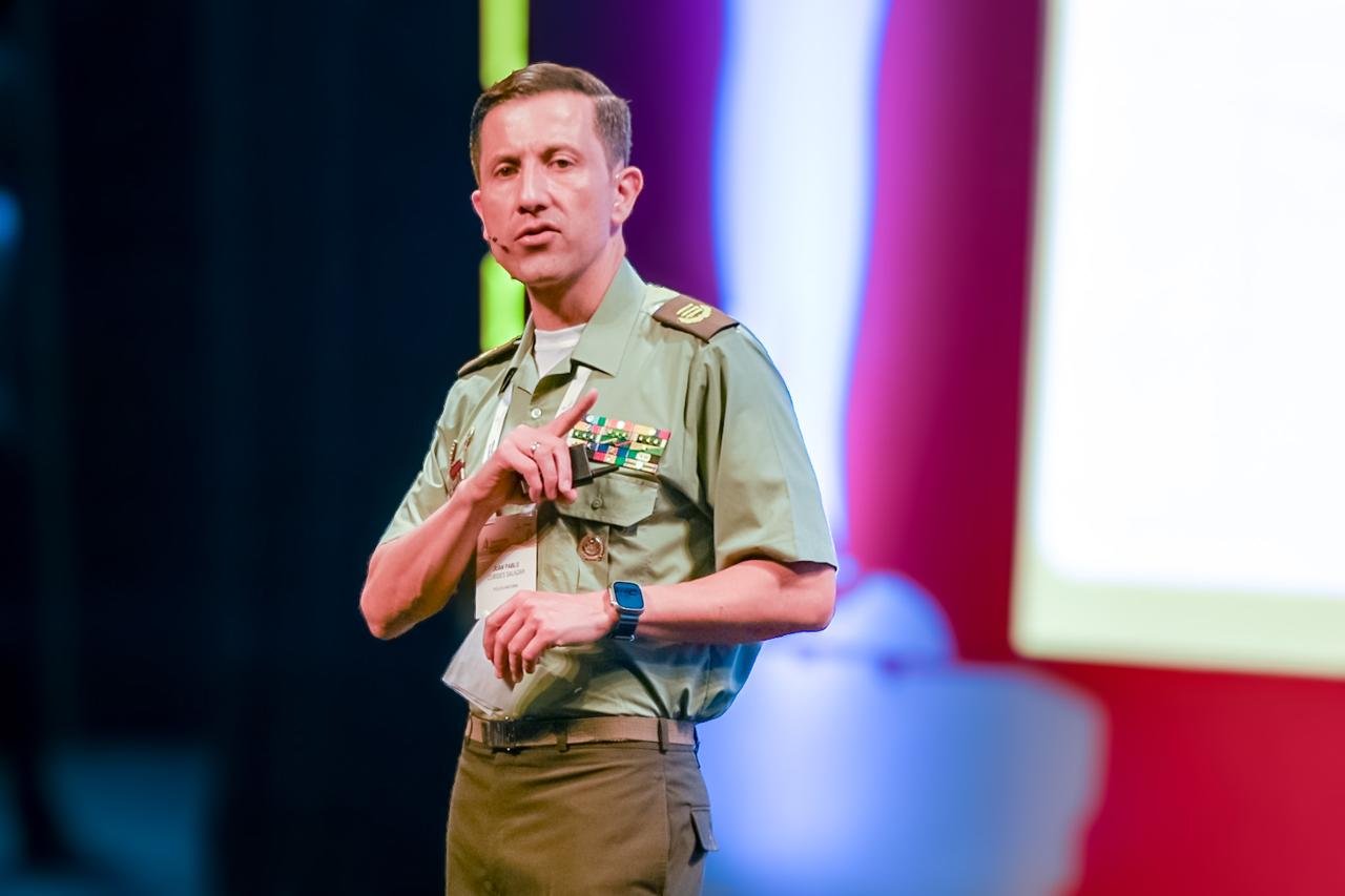 Otro de los conferencistas fue el coronel Juan Pablo Cubides, director de Protección y Servicios Especiales Policía Nacional con su charla: Modelo estratégico de seguridad al servicio del país. “El nuevo modelo de servicio de la Policía se denomina “Trinomio de la seguridad” el cual está compuesto por la Policía Nacional de Colombia, autoridades y la comunidad. Un modelo que beneficia las necesidades de la comunidad y busca atender las necesidades en sus territorios adaptándose a lo cultural”, contó el coronel Cubides.
