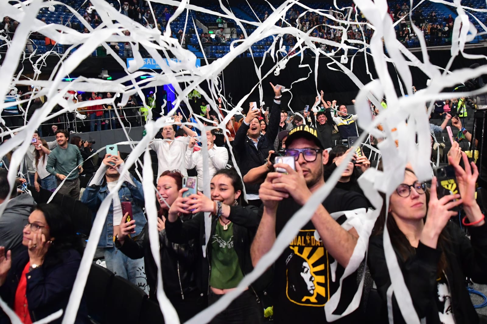Miles de seguidores de Gustavo Petro celebran su elección como nuevo presidente de Colombia en el Movistar Arena en Bogotá.
