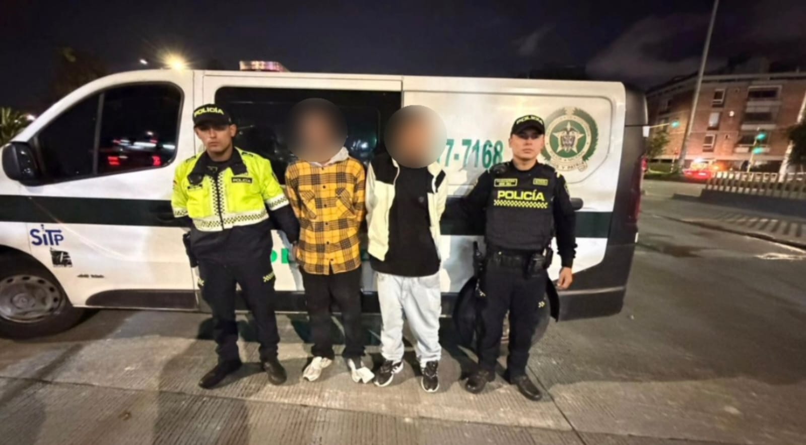 Capturan a dos jóvenes que hurtaban bolsos y celulares en Transmilenio