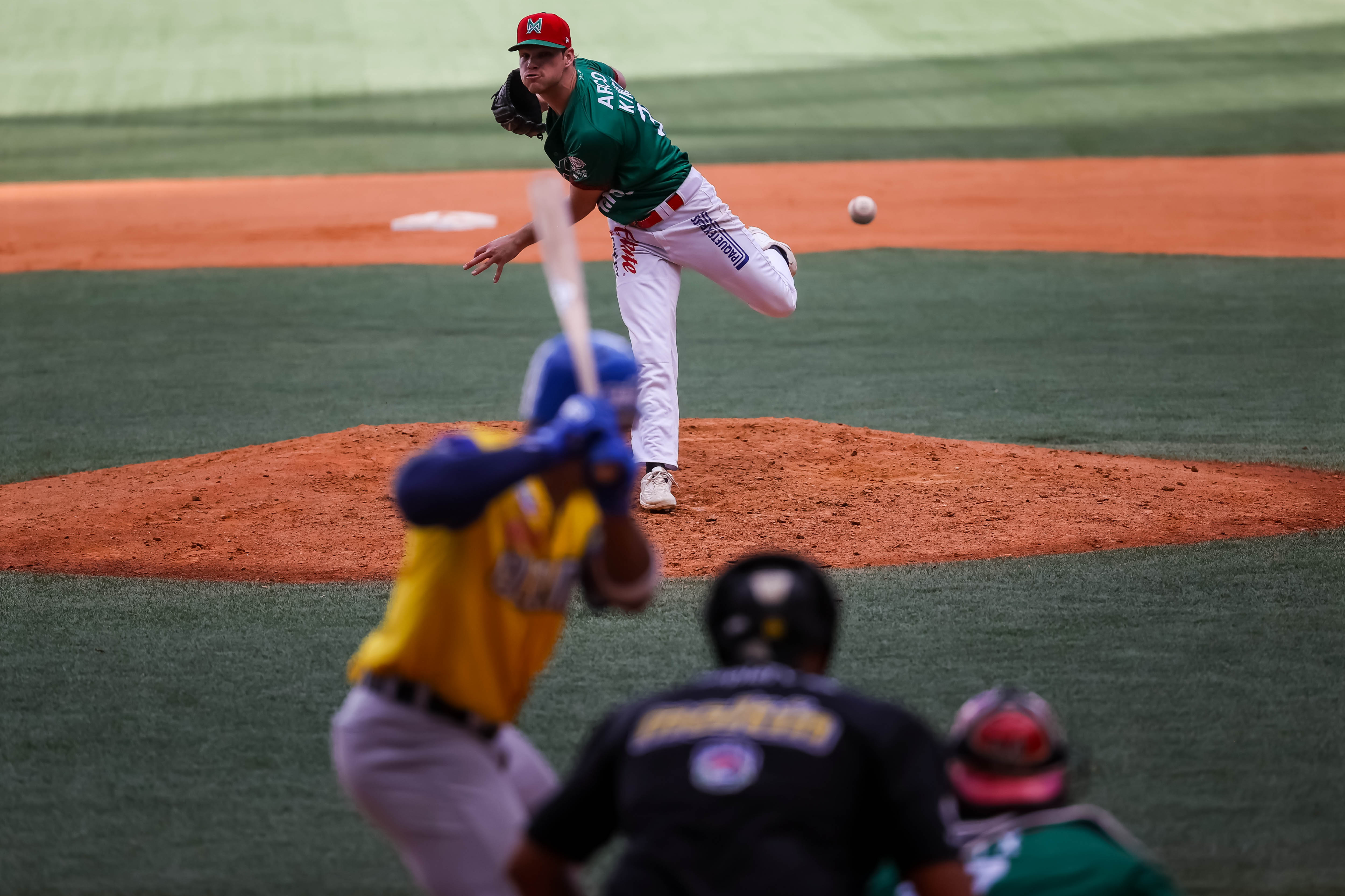 CARACAS (VENEZUELA), 10/02/2023.- El pícher Jeffrey Patrick Kinley de los Cañeros de Mochis de México lanza contra los Vaqueros de Montería de Colombia hoy, en el partido por el tercer lugar de la Serie del Caribe 2023 en el estadio Monumental de Caracas Simón Bolívar en Caracas (Venezuela). EFE/ Miguel Gutiérrez