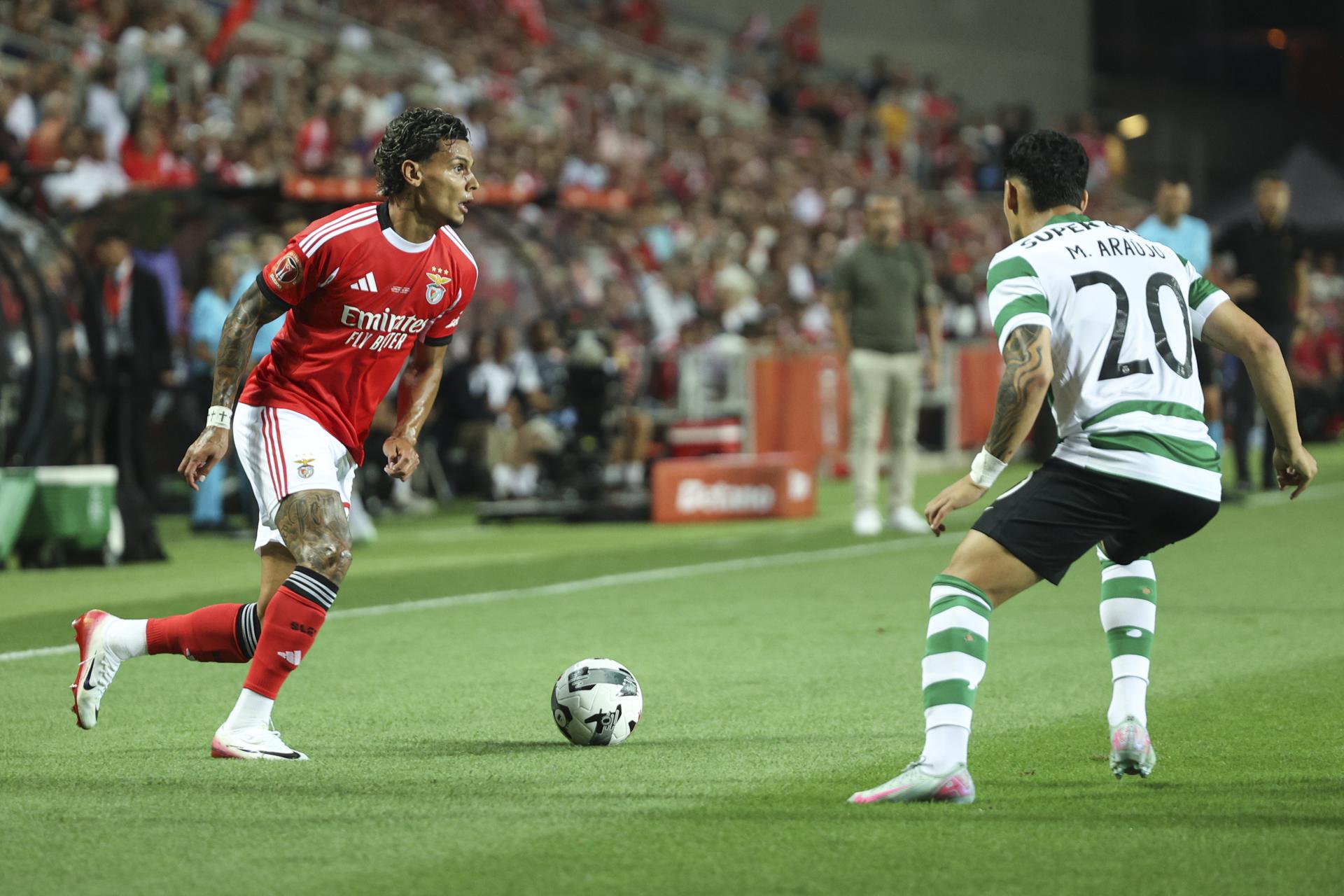 Faro (Portugal), 31/07/2025.- Sporting player Maxi Araujo (R) in action against Benfica player Richard Ríos (L) during the Portuguese Supercup soccer match between Sporting CP and SL Benfica at Algarve Stadium, in Faro, Portugal, 31 July 2025. EFE/EPA/MIGUEL A. LOPES
