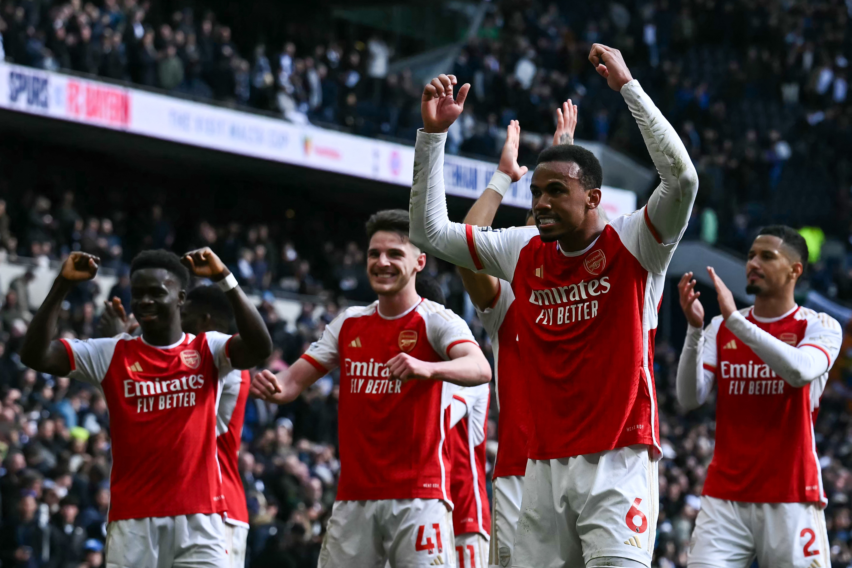 Arsenal gana, resiste y presiona al Manchester City en la Premier League