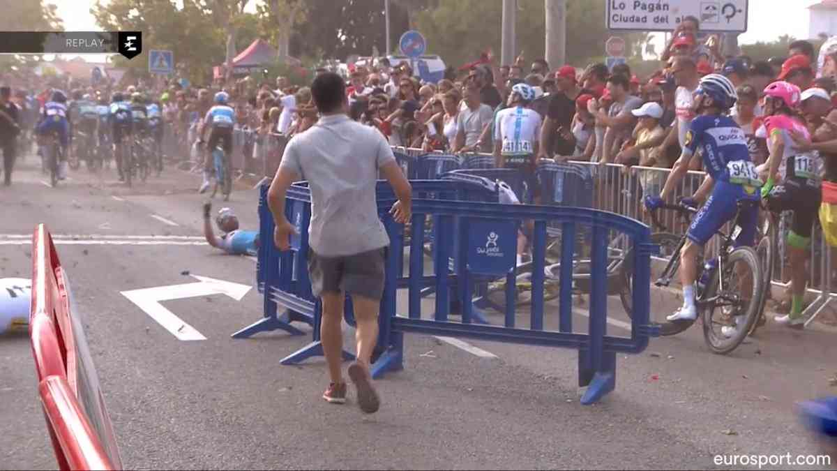 Helicóptero tumbó a varios ciclistas en la Vuelta a España