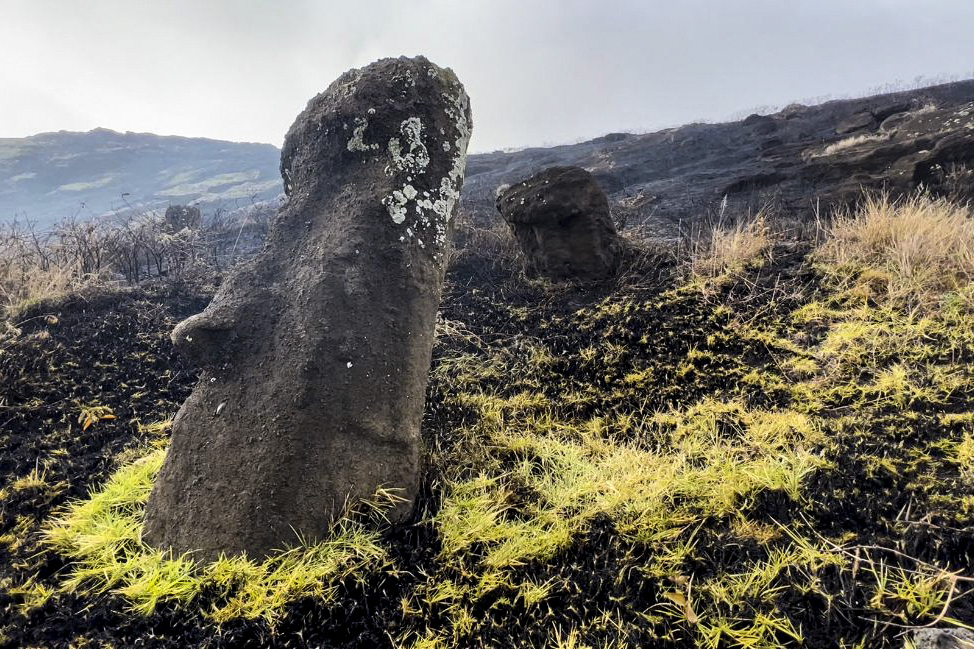 “Calcinados”: así quedaron los icónicos Moais en Isla de Pascua tras incendio