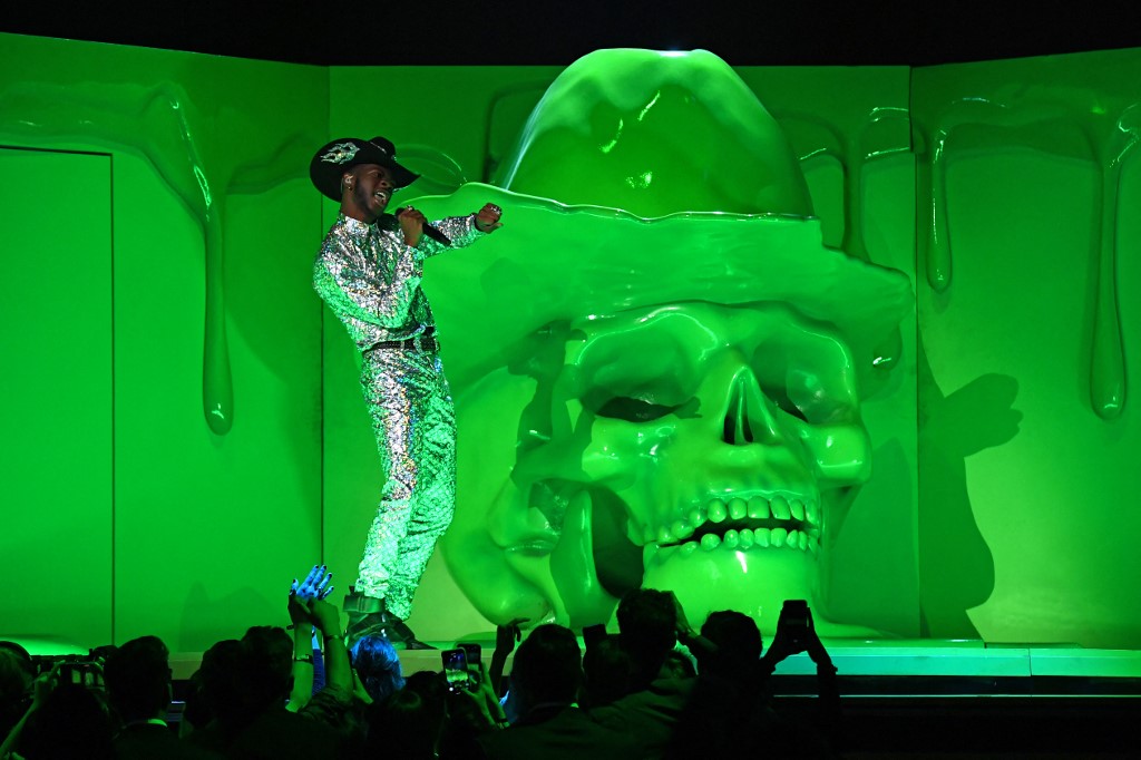 Rapero Lil Nas X genera escándalo por los tenis satánicos que incluyen “gota de sangre”
