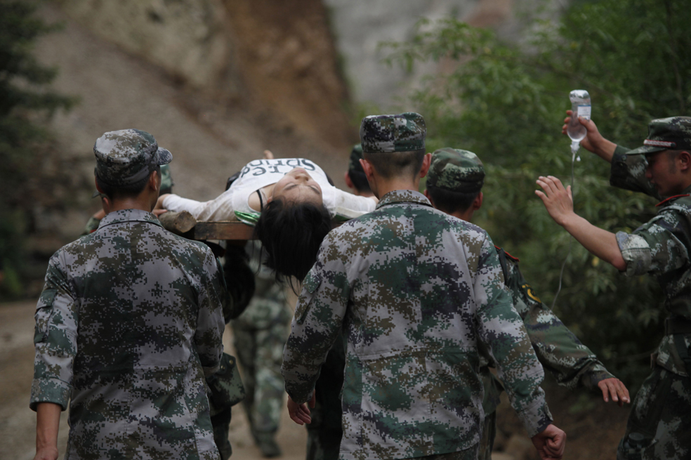 Impresionantes imágenes del terremoto que dejó 221 muertos en China