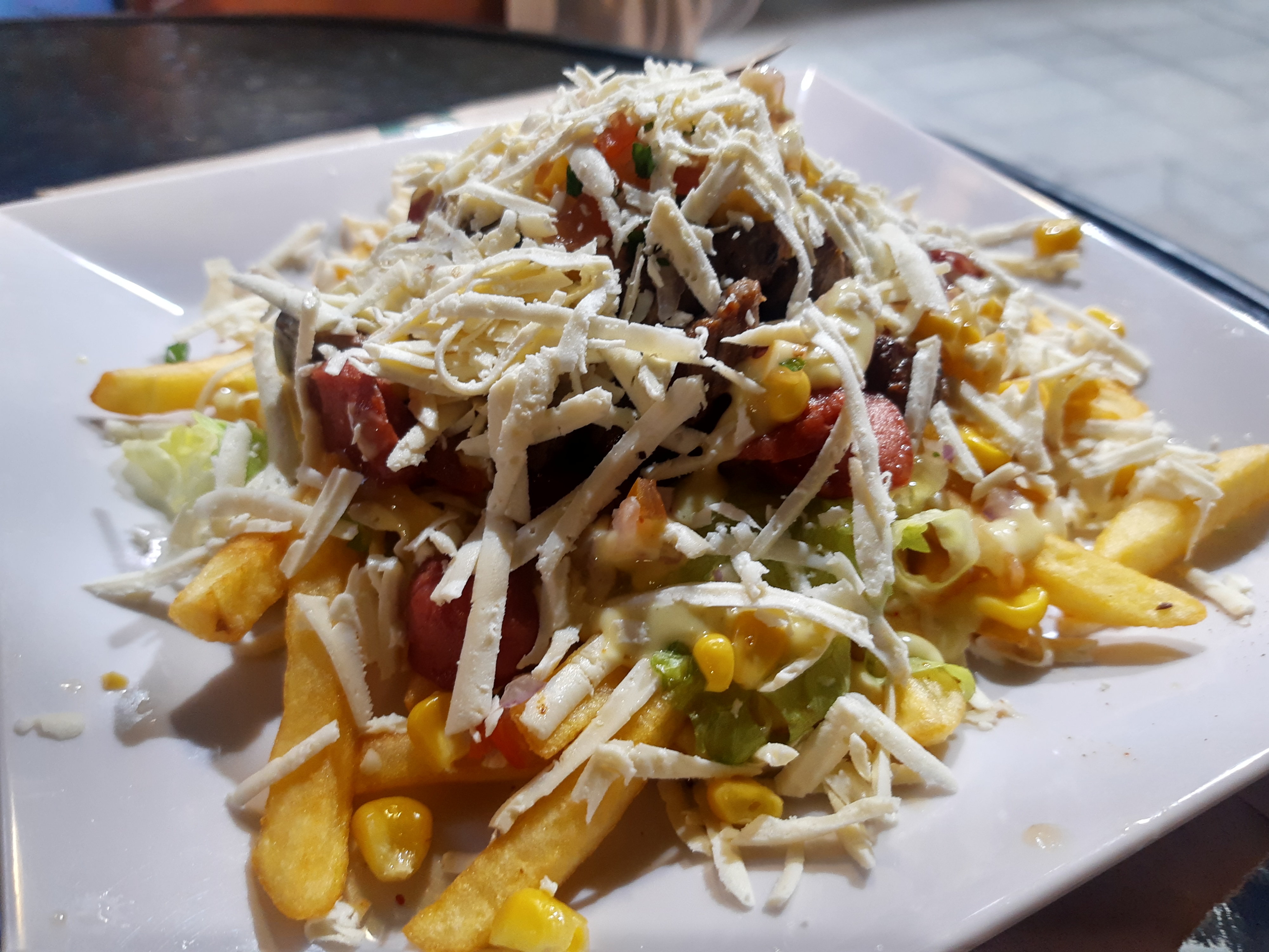 Salchipapa caimanera, una de las múltiples opciones del restaurante Amaranta, uno de los recomendados de la región.