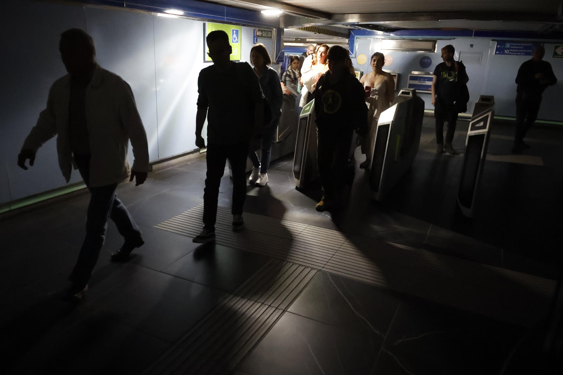 MADRID, 28/04/2025.- Usuarios del Metro de Madrid abandonan una de las estaciones del suburbano tras registrarse un apagón a nivel peninsular este lunes. EFE/Mariscal