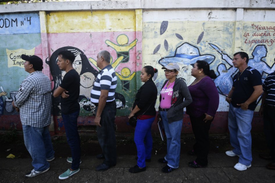 Los ciudadanos votan en una mesa electoral durante las elecciones presidenciales del 6 de noviembre de 2016 en Managua./ AFP