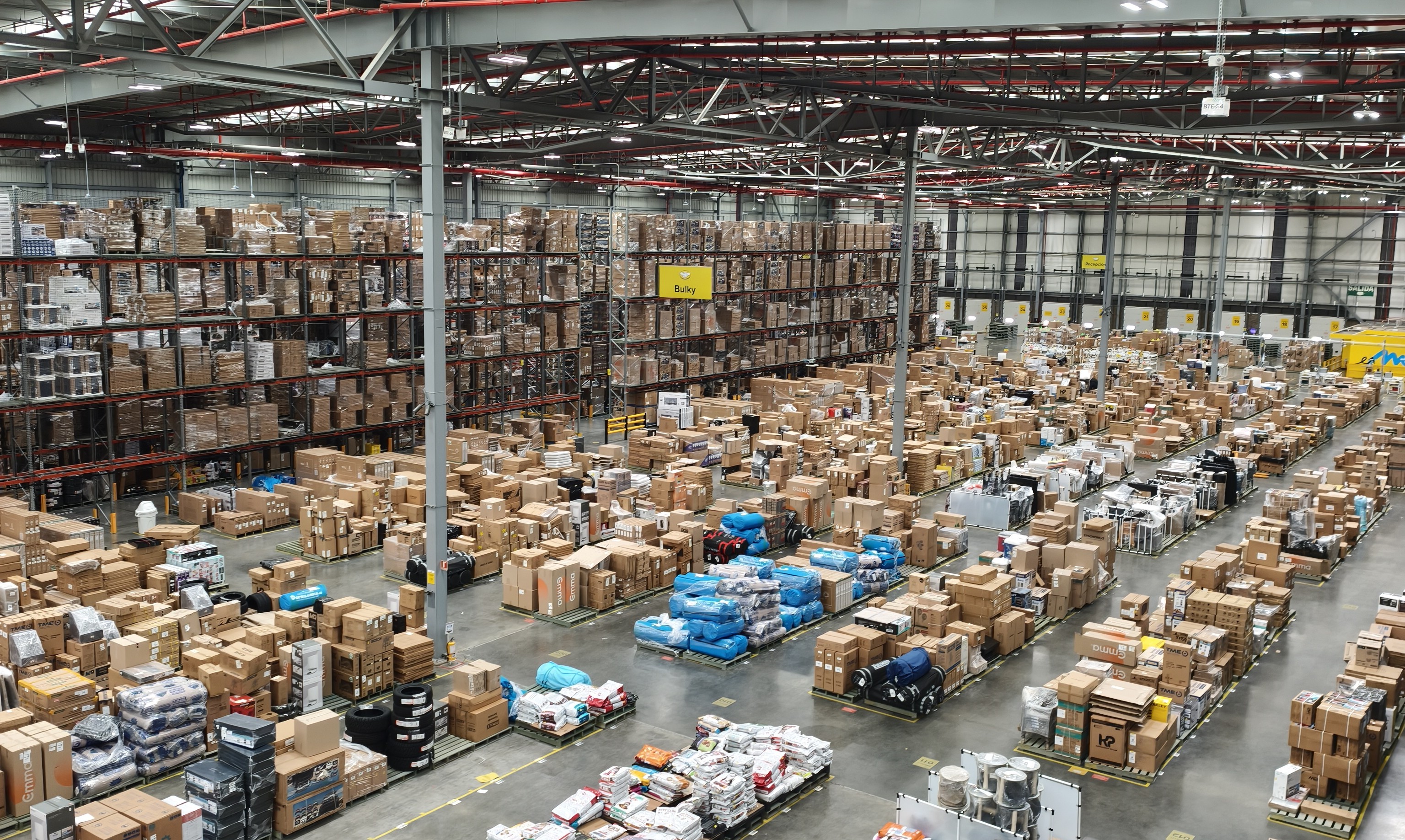 Dentro del centro logístico de Mercado Libre que mueve millones de paquetes en Colombia