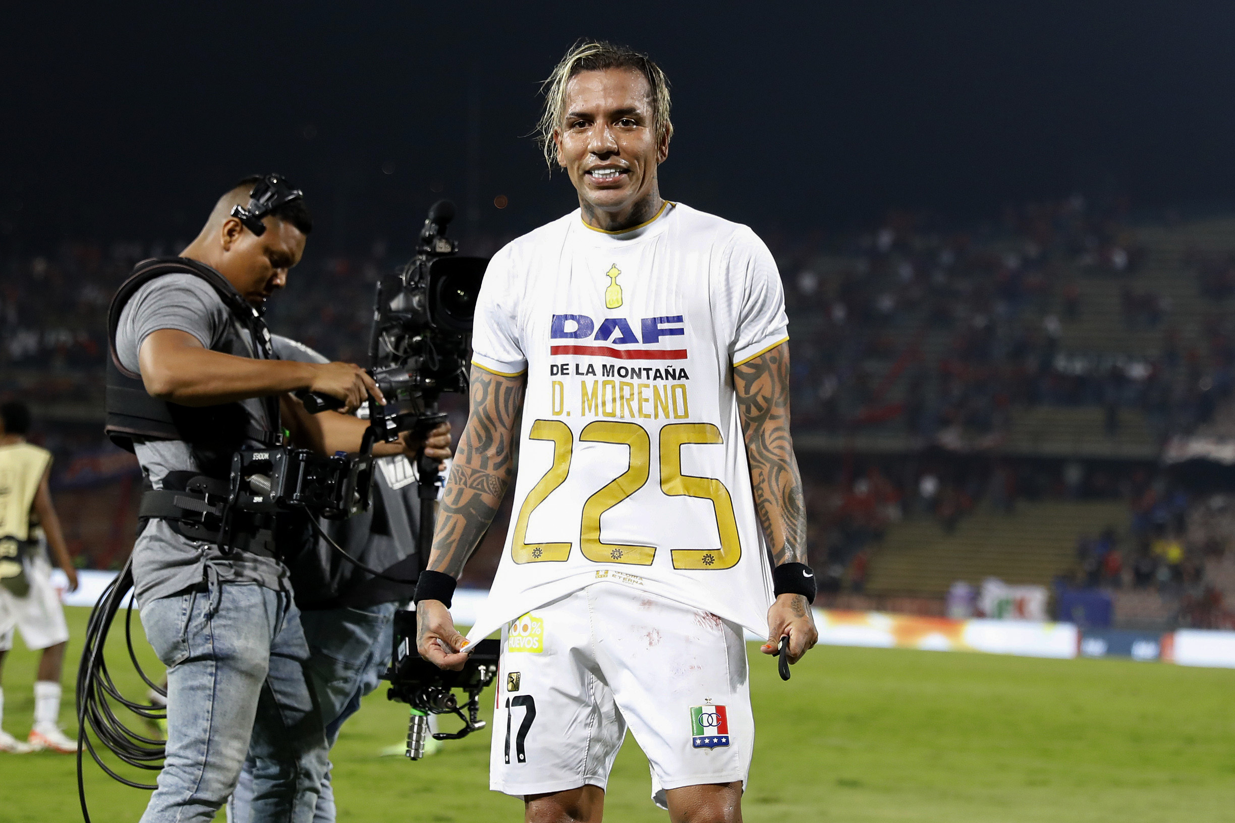AME9393. MEDELLÍN (COLOMBIA), 16/03/2024.- El delantero Dayro Moreno celebra su gol número 225 en la liga colombiana de fútbol, con lo que se convirtió en el máximo artillero histórico del torneo, este sábado en Medellín (Colombia). A sus 38 años el delantero Dayro Moreno se convirtió este sábado, con 225 dianas, en el máximo goleador histórico de la liga colombiana con el tanto que anotó en el minuto 89 y que supuso el triunfo por 1-2 de su equipo, el Once Caldas, en su visita al Deportivo Independiente Medellín (DIM). EFE/Luis Eduardo Noriega Arboleda
