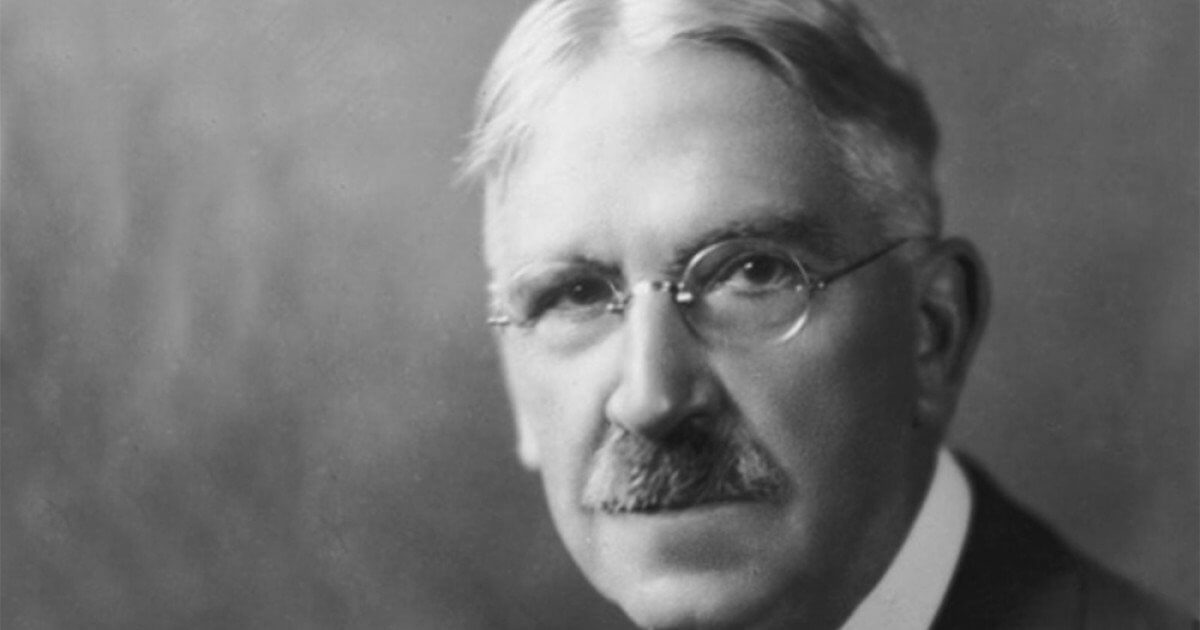 John Dewey, nacido el 20 de octubre de 1859 en Burlington, Vermont, Estados Unidos, y fallecido en Nueva York el 1 de junio de 1952.