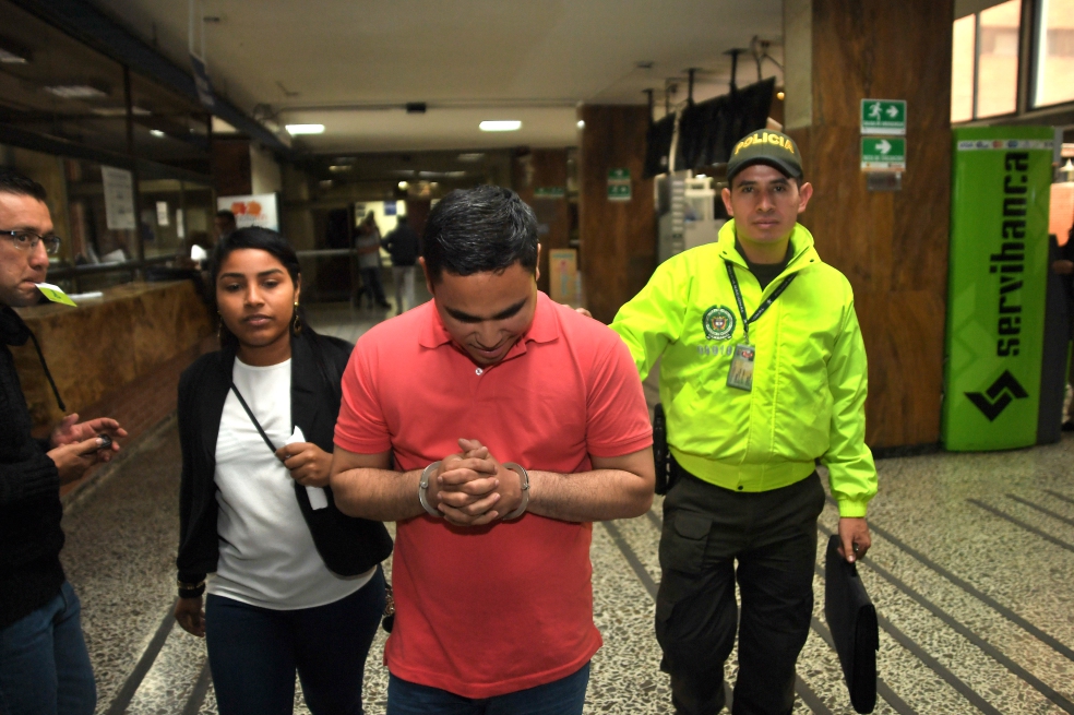 El jueves 11 de octubre fue capturado el policía Eddie Pinto (centro), quien trabajaba como analista de interceptaciones dentro del grupo de la Dijín que investigaba al grupo Saab. / Cristian Garavito