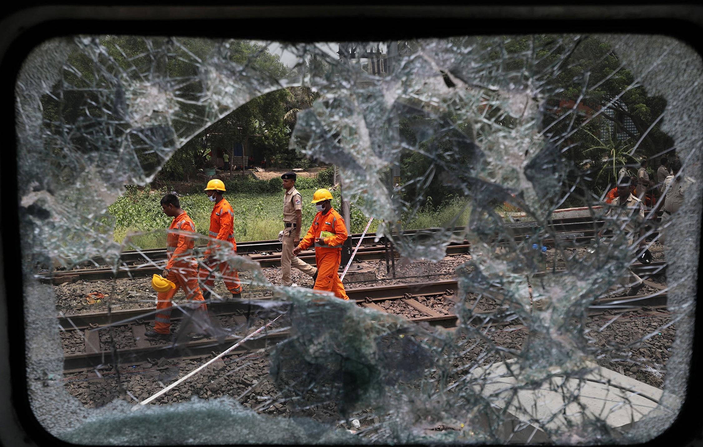 Balasore (India), 03/06/2023.- The National Disaster Response Force Rescue continues work at the site of a train accident at Odisha Balasore, India, 03 June 2023. Over 200 people died and more than 900 were injured after three trains collided one after another. According to railway officials the Coromandel Express, which operates between Kolkata and Chennai, crashed into the Howrah Superfast Express. EFE/EPA/PIYAL ADHIKARY