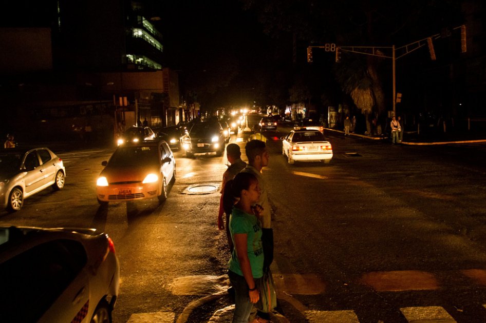 Así luce una de las calles de Venezuela donde se generó el apagón./ EFE