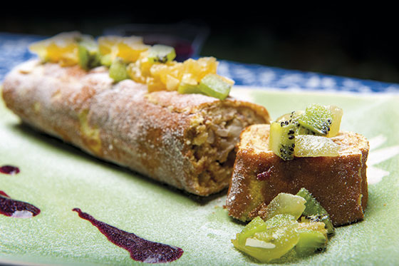 Receta del día: Rollo relleno de arequipe y crema batida con salsa de agraz