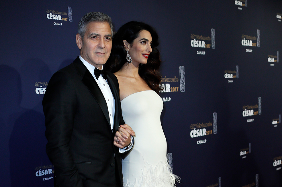 Esposa de George Clooney luce su embarazo en los Premios César