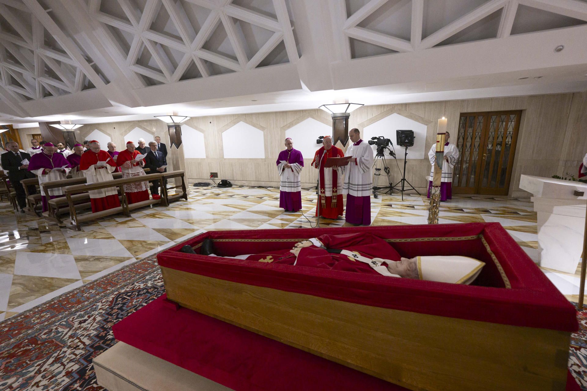 Publicaron primeras imágenes del féretro del papa Francisco en Casa Santa Marta