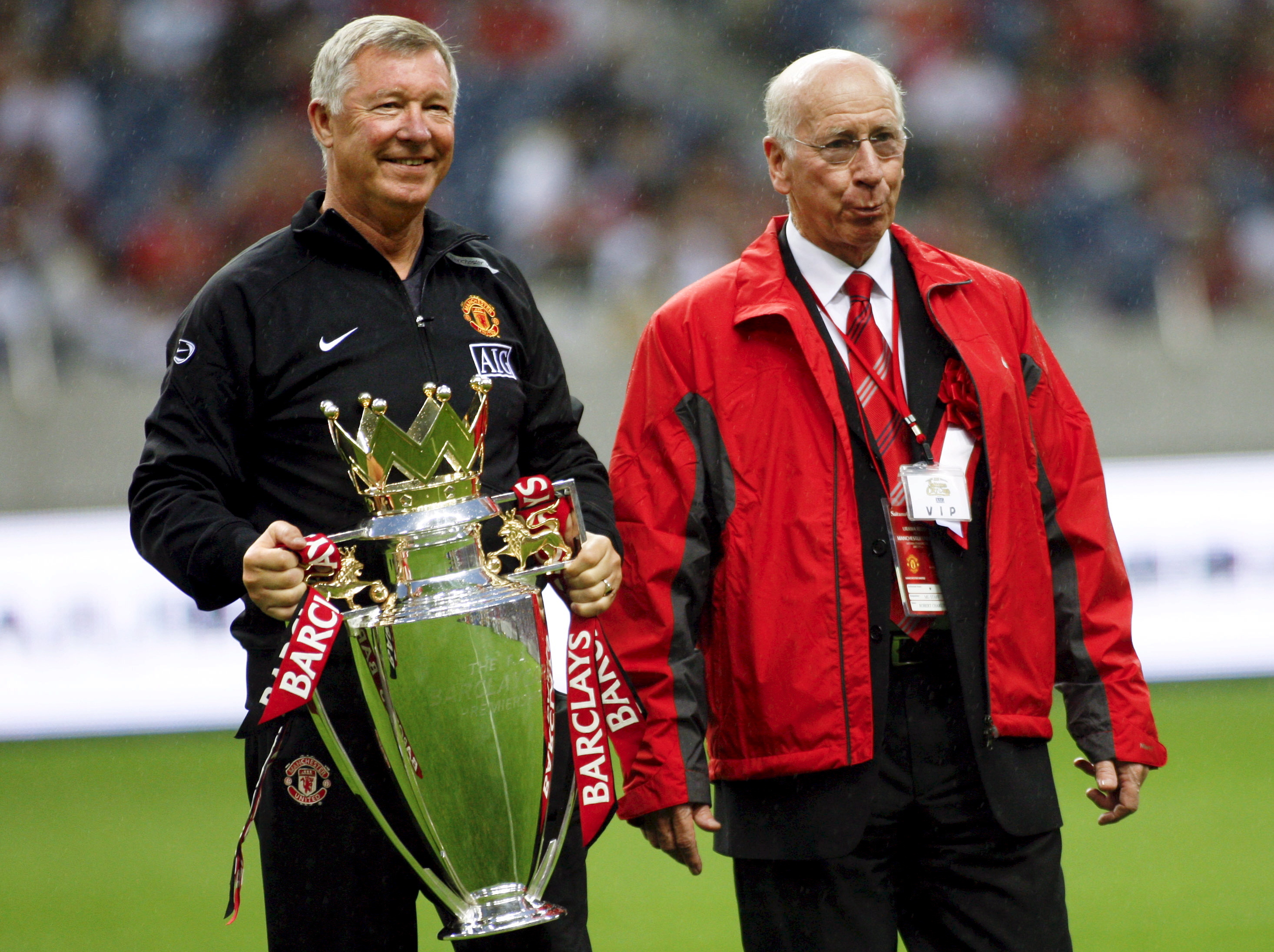 Tokyo (Japan), 17/07/2007.- (FILE) - Manchester United manager Alex Ferguson (L) and soccer legend Bobby Charlton show the Premier League winner's trophy to fans prior to Saitama City Cup soccer at Saitama Stadium in Saitama, north of Tokyo, Japan, 17 July 2007 (Reissued 21 October 2023). English soccer legend Sir Bobby Charlton died at the age of 86 on 21 October 2023. (Japón, Tokio) EFE/EPA/KIMIMASA MAYAMA