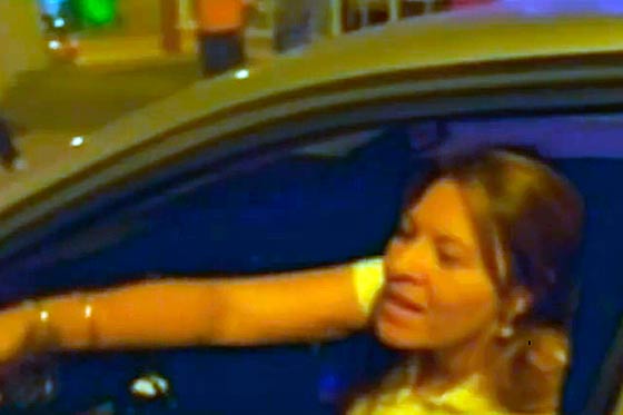 Funcionaria, al parecer ebria, ofreció dinero a agentes de tránsito