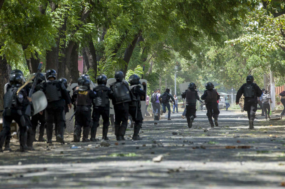 Presidente de Nicaragua busca diálogo tras protestas que dejan unos 10 muertos
