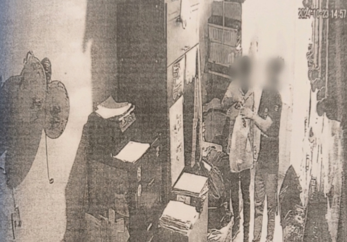 Imagen del expediente de la Fiscalía en la que registra la toma de la cámara cuando la persona investigada entrega el paquete que va a enviar a México en la empresa de paquetería.