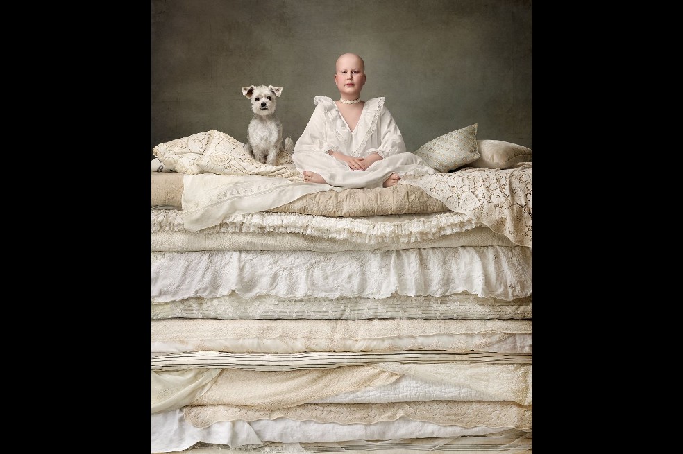 “La princesa y el guisante” es como se titula la fotografía que ganó el primer lugar en la categoría Perros y Personas. “Quería darle vida a los cuentos de hadas de los niños con mis retratos de estudio para el calendario del programa de terapia con mascotas del BC Children's Hospital para 2025. Celebrar la fortaleza de estos jóvenes pacientes del hospital increíblemente valientes, mostrados junto a algunos de los hermosos perros inscritos en el programa de terapia con mascotas, fue el proyecto más enriquecedor en el que he trabajado”, indicó Jane Thomson.