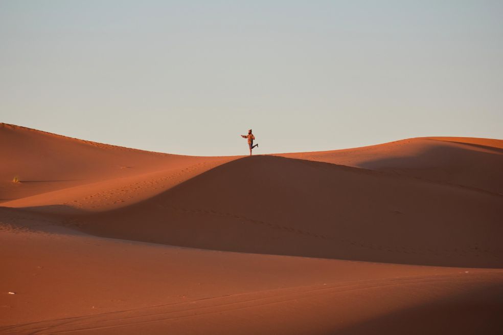 Yoga matutino en el Sahara de Tsz-cheung Lee. Allí se observa a un guía turístico local practicando yoga matutino en el desierto del Sahara, cerca de Erfoud, Marruecos.