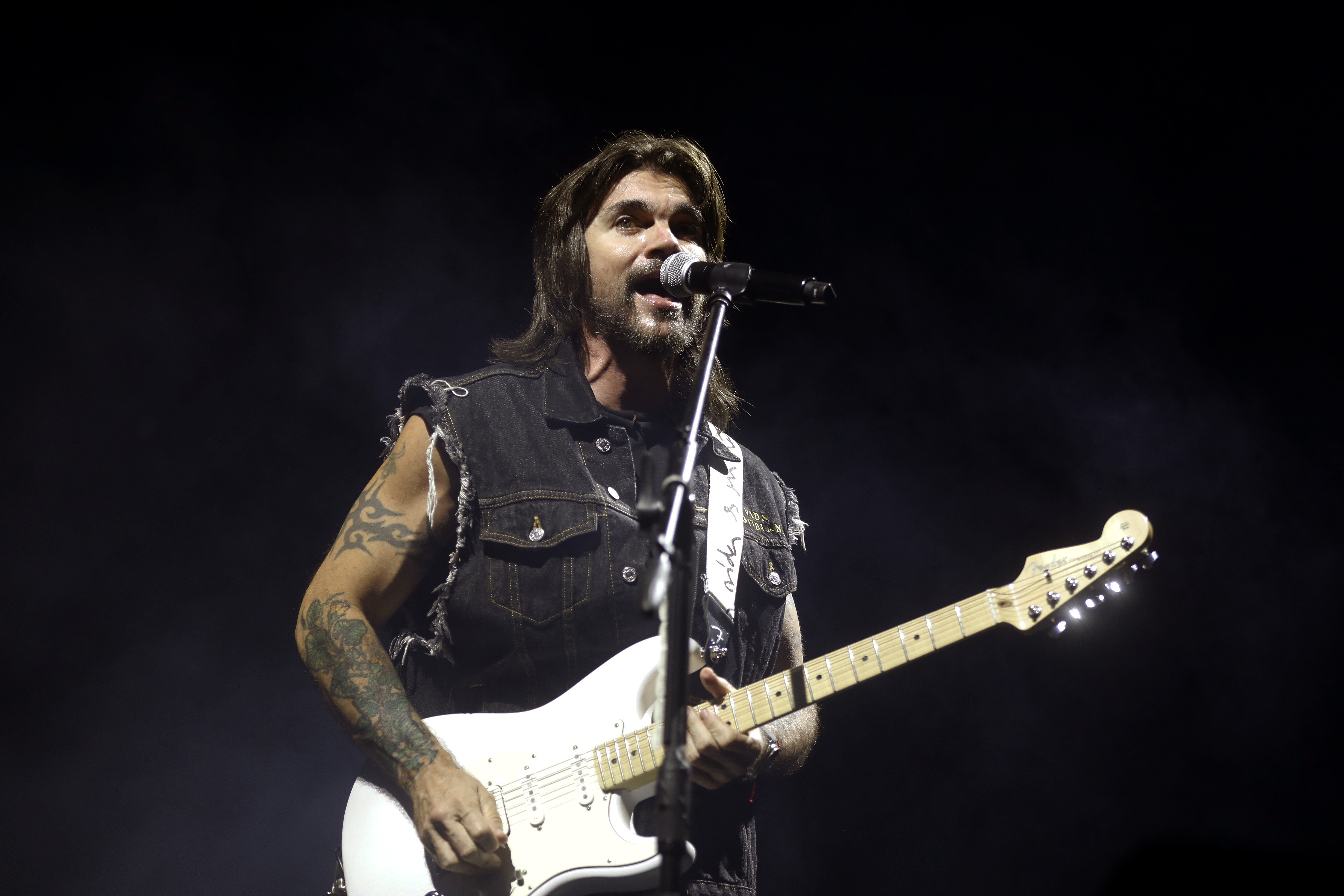 Juanes exhibe su estado más puro cantando en su paraíso: Medellín