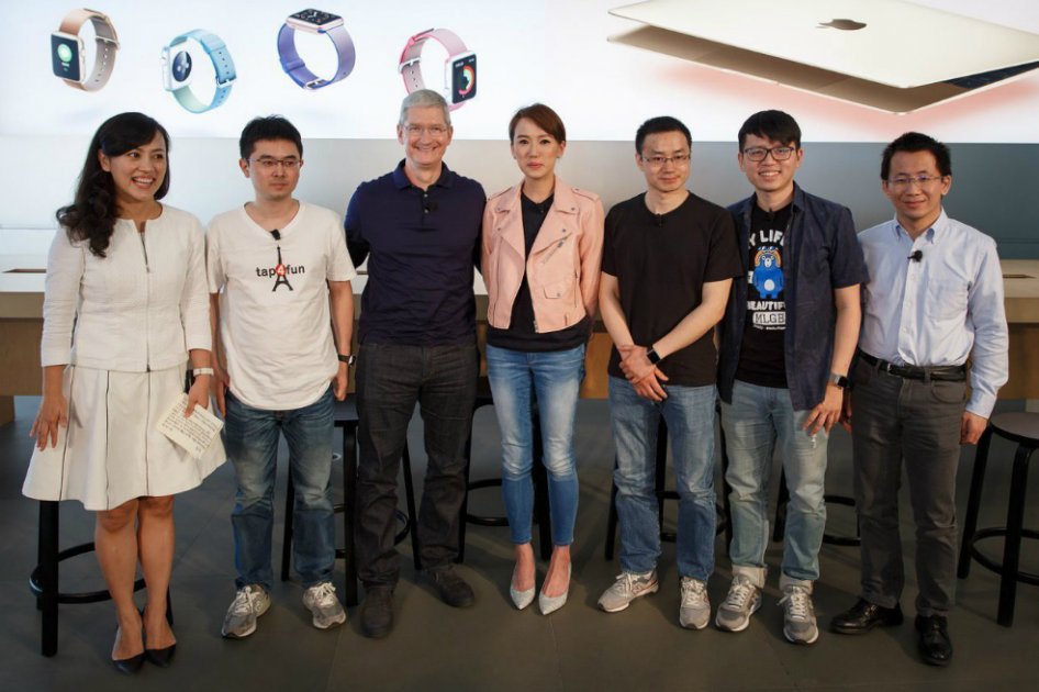 Tim Cook se reúne con emprendedores chinos en una visita a Pekín