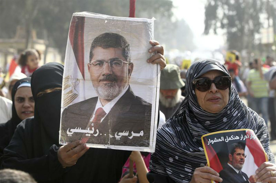 Simpatizantes del depuesto presidente egipcio Mohamed Mursi muestran pancartas con su retrato durante unas protestas en El Cairo