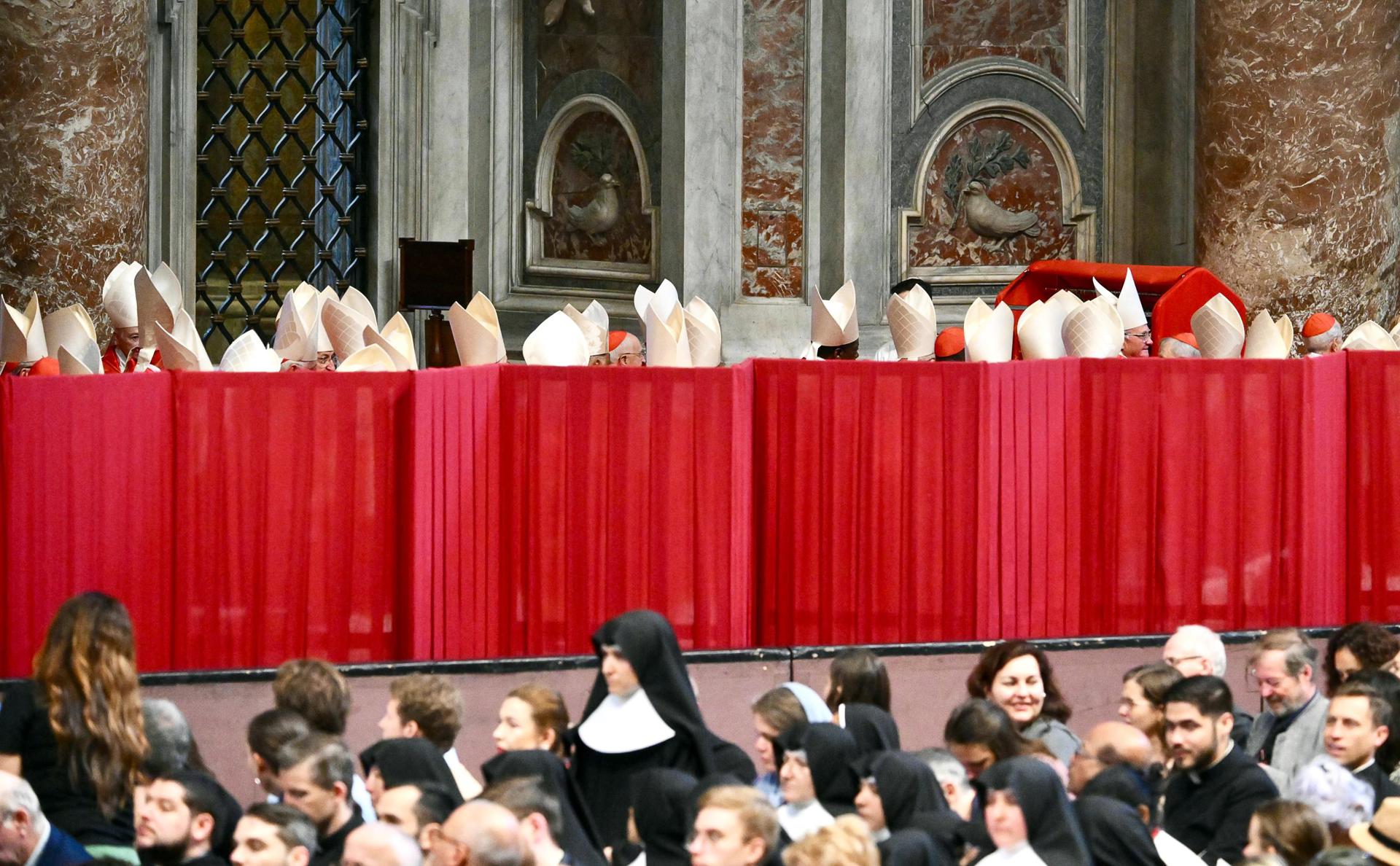 VATICAN CITY (Vatican City State (Holy See)), 07/05/2025.- Cardinals attend a special Mass 'Pro eligendo papa' or for the election of the Pope, before the start of the conclave, at St Peter's Basilica in the Vatican, 07 May 2025. (Papa) EFE/EPA/ALESSANDRO DI MEO

