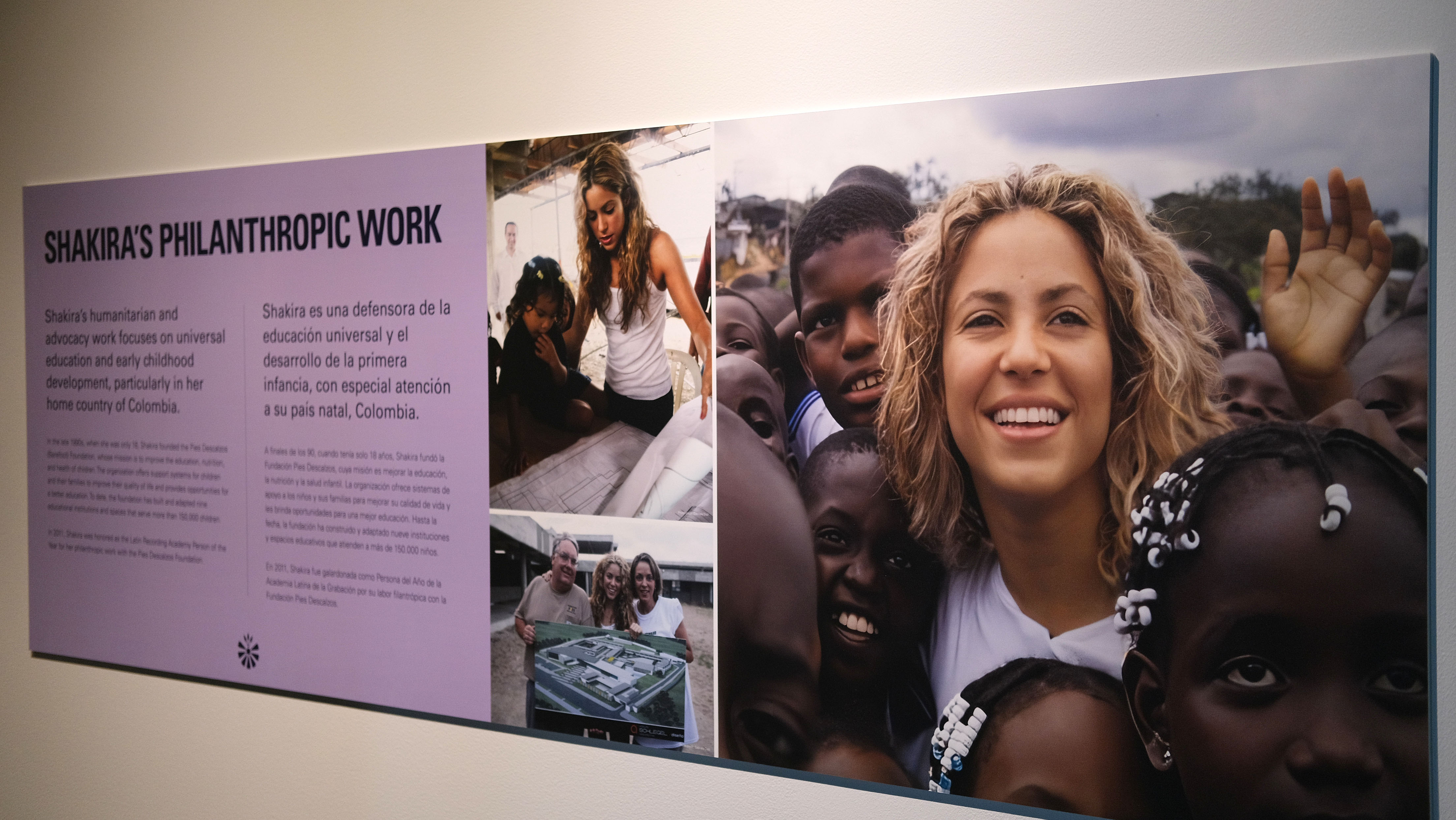 USA4718. LOS ÁNGELES (ESTADOS UNIDOS), 03/03/2023.- Fotografía de un cuadro con la imagen de la cantante colombiana Shakira e información sobre su labor de filantropía, colgado en la exposición "Shakira: The Grammy Museum Experience", que recibe a los visitantes hoy en el Museo de los Grammy de Los Ángeles, California (EE.UU.). La exposición pretende romper las ideas preconcebidas que se tienen de la cantante colombiana Shakira al mostrar la versatilidad y todos los matices que envuelven su carrera. Cantante, compositora, bailarina, música y productora son palabras que describen a una de las latinas más reconocidas de la industria musical y la cultura popular. EFE/ Guillermo Azábal