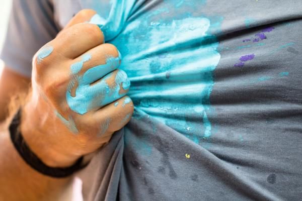 ¿Cómo quitar una mancha de pintura de la ropa?