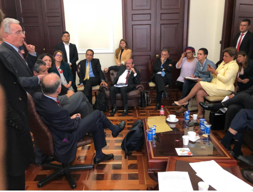La reunión se realizó en la oficina del presidente del Senado, Ernesto Macías.CortesíaContexto:Relato de un naufragio legislativo: así se empezó a hundirla sala para uniformados en la JEP