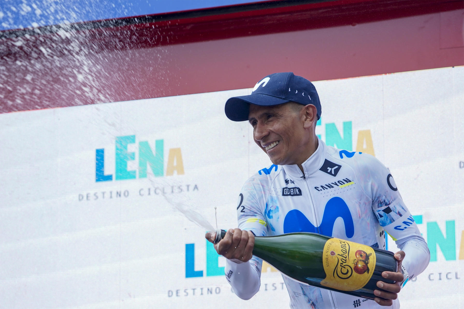 POLA DE LENA, 24/04/2026.- El colombiano Nairo Quintana, líder de la general, celebra en el podio la victoria conseguida en segunda etapa de la Vuelta Ciclista a Asturias 2026, disputada entre Llanes y Pola de Lena, con un recorrido de 140 kilómetros con el alto de la Colladiella, de primera categoría, y otros tres de segunda y tercera. EFE/Paco Paredes
