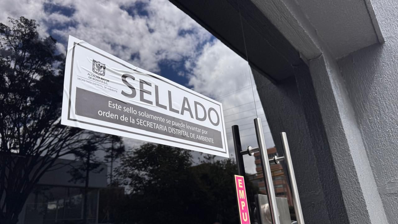 Sellan clínica de cirugía plástica por arrojar jeringas y otros residuos en vía pública