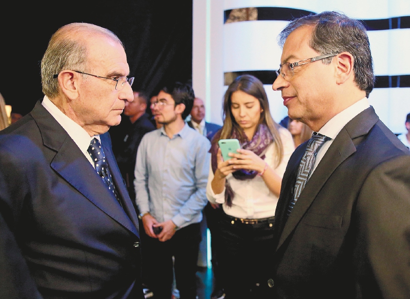 Los entonces candidatos Humberto de la Calle (i) y Gustavo Petro (d) antes de un debate presidencial de 2018. EFE/LEONARDO MUÑOZ