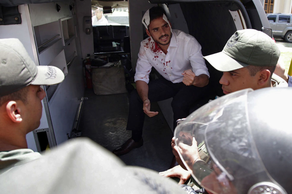 Evacúan Parlamento venezolano, tras unas nueve horas de asedio de oficialistas