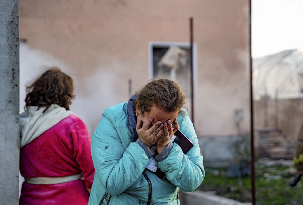 Odesa (Ukraine), 17/11/2024.- A handout photo released by the press service of the State Emergency Service (SES) of Ukraine shows a Ukrainian woman reacting near the site of an air strike in Odesa, southwestern Ukraine, 17 November 2024. Russian forces launched a 'massive combined attack that targeted all regions of Ukraine' overnight and in the morning with around 120 missiles and 90 unmanned aerial vehicles (UAVs), Ukrainian President Zelensky said on 17 November, adding that Ukraine's air defense forces destroyed more than 140 air targets. The main target of the Russian attack was the energy infrastructure across Ukraine, Zelensky said. Russian troops entered Ukrainian territory on 24 February 2022, starting a conflict that has provoked destruction and a humanitarian crisis. (Zelenski, Rusia, Ucrania) EFE/EPA/STATE EMERGENCY SERVICE OF UKRAINE HANDOUT -- BEST QUALITY AVAILABLE -- MANDATORY CREDIT: STATE EMERGENCY SERVICE OF UKRAINE -- HANDOUT EDITORIAL USE ONLY/NO SALES