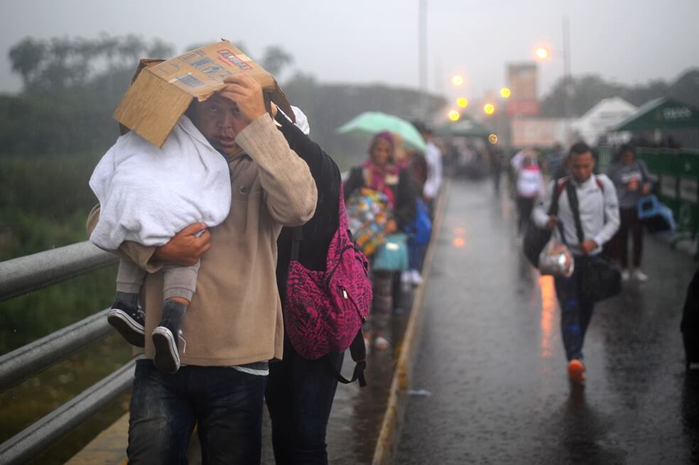 Colombia estudia relajar regla fiscal para amortiguar crisis venezolana