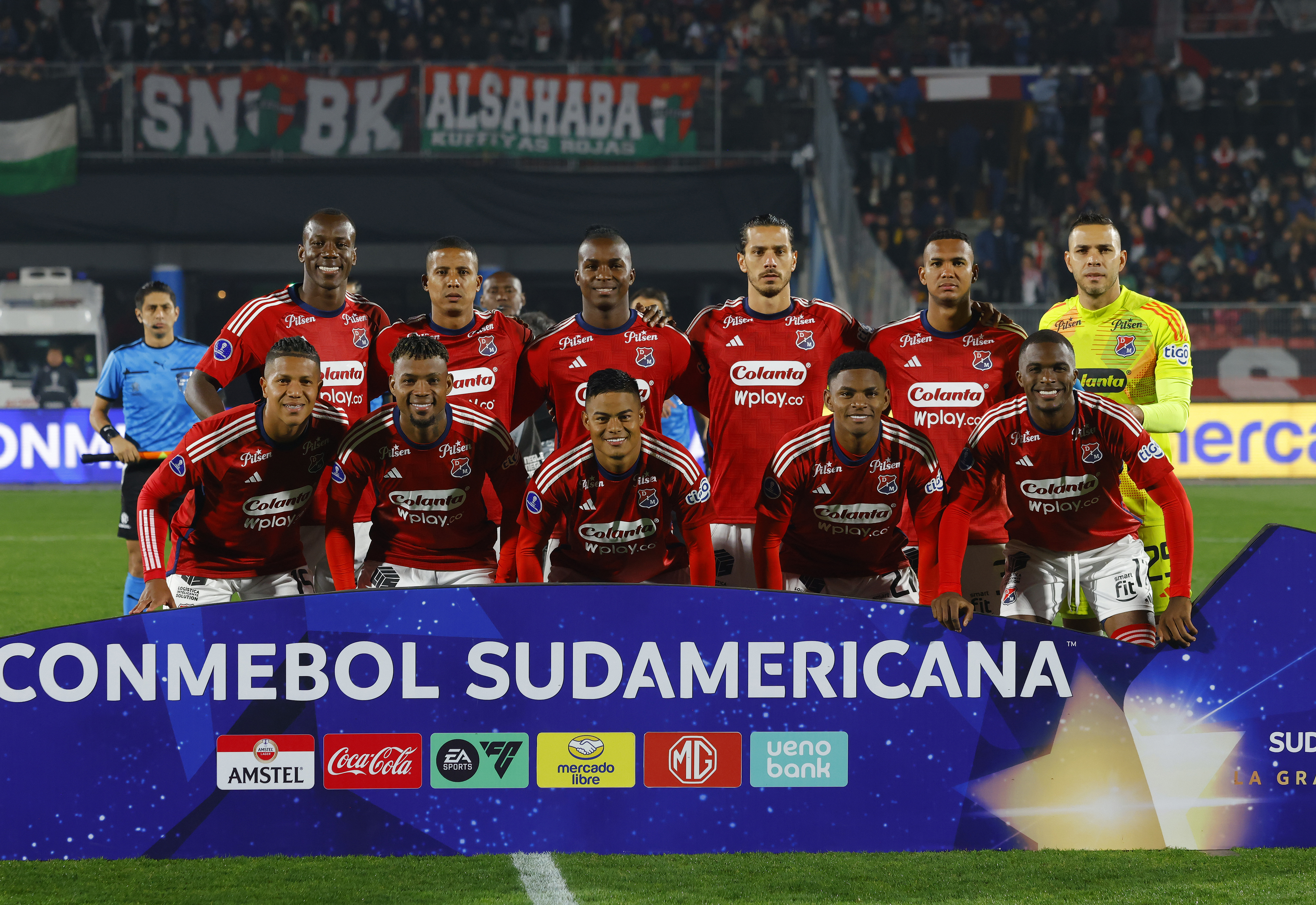 . SANTIAGO (CHILE), 14/08/2024.- Jugadores de Medellín forman este miércoles, en el partido de ida de octavos de final de la Copa Sudamericana entre Palestino e Independiente Medellín (DIM) en el estadio Nacional Julio Martínez Prádanos en Santiago (Chile). EFE/ Esteban Garay