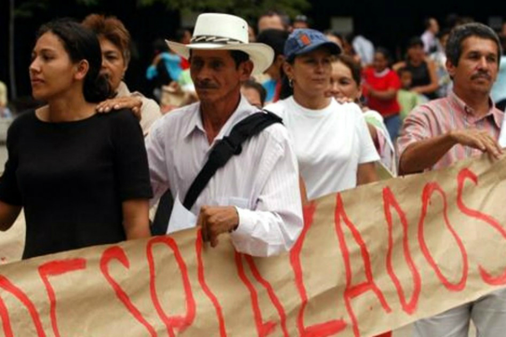 Denuncian millonarios fraudes a víctimas del conflicto armado