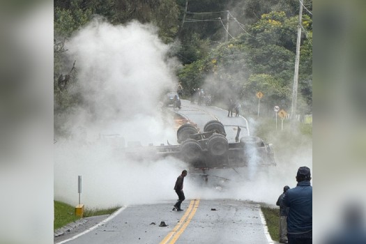 Cierran vía Sesquilé-Guatavita tras volcamiento de camión que transportaba gas