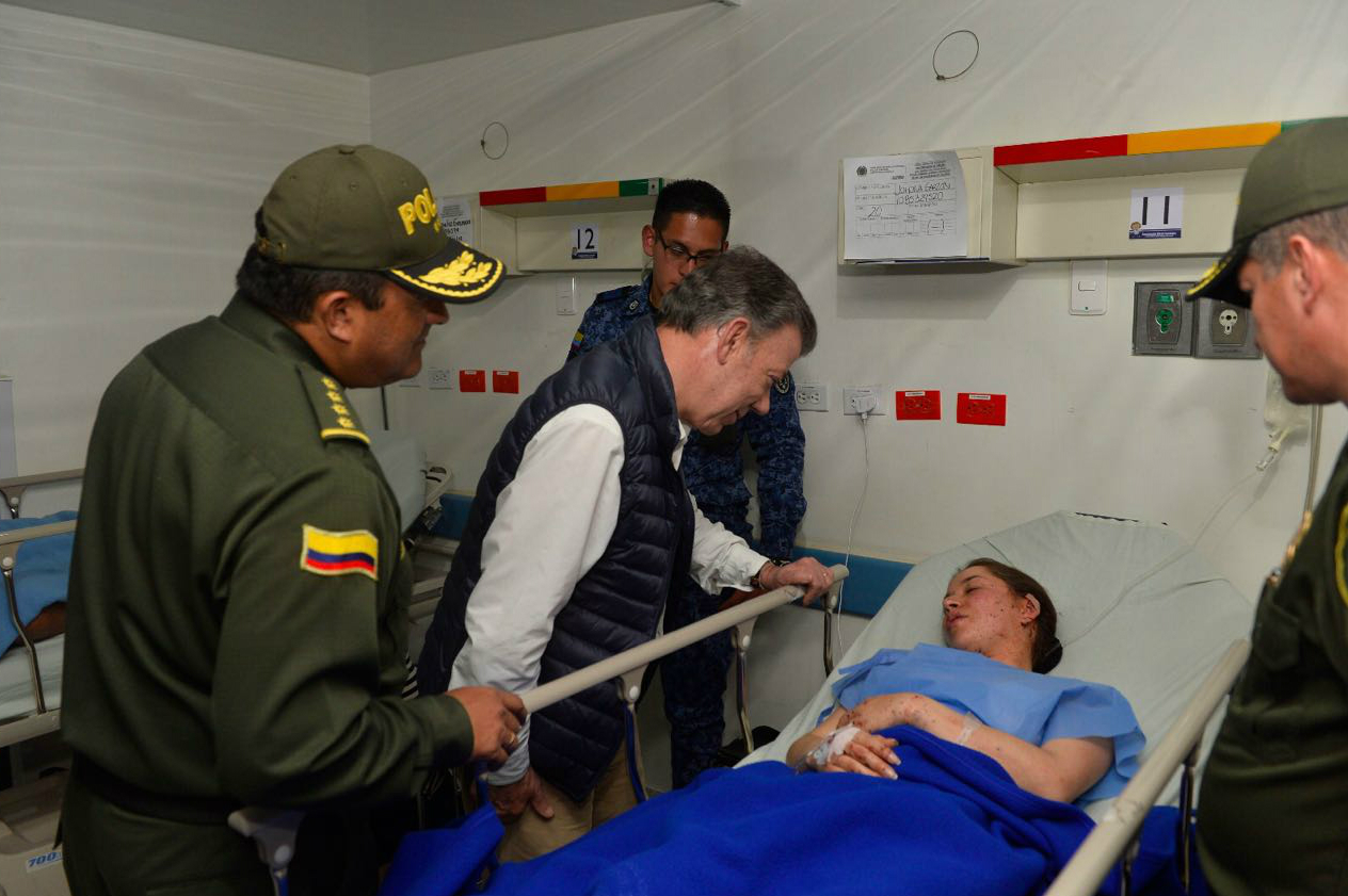 Presidente Santos visitó a policías heridos en explosión en Bogotá